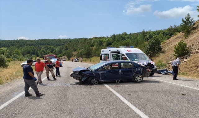 Gümüşhane'de bir tepenin yamacına çarpan otomobildeki 4 kişi yaralandı