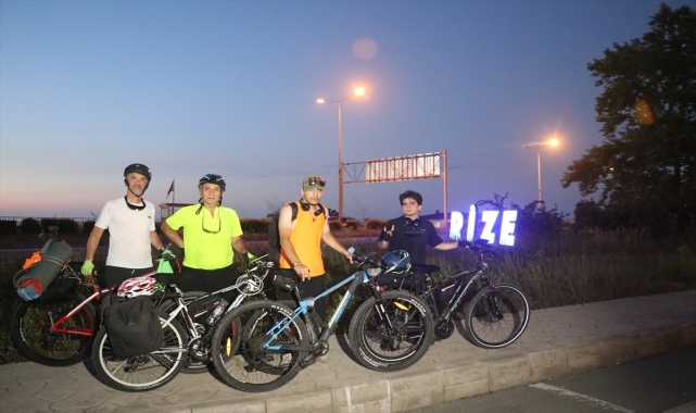 Rizeli grup, 15 Temmuz'a ithafen Ankara'dan Rize'ye pedal çevirdi