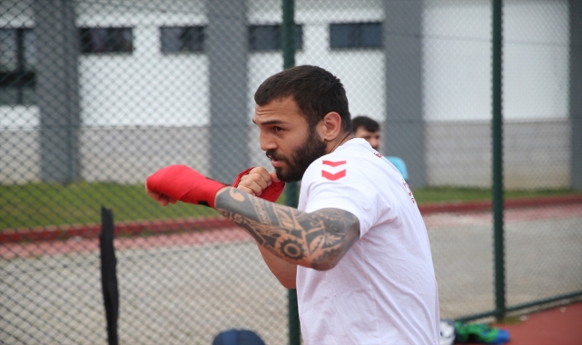 Samet Ersoy, dünya şampiyonluğu için yumruk sallıyor