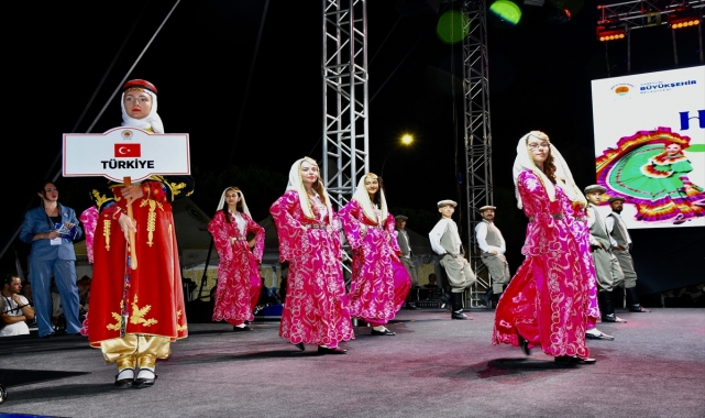 Samsun'da 35. Uluslararası Halk Oyunları Festivali başladı