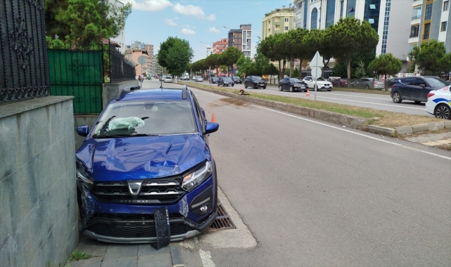 Samsun'da jandarma binasının bahçe duvarına çarpan otomobilin sürücüsü yaralandı