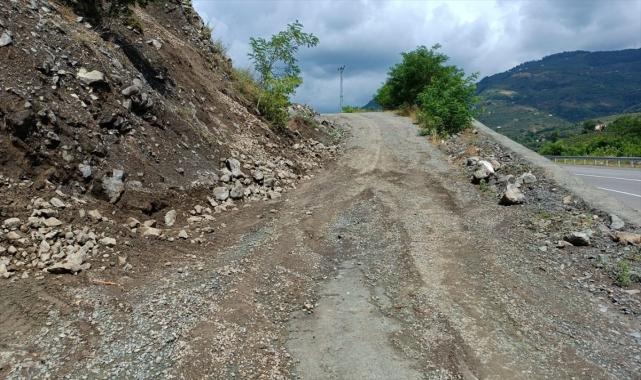 Samsun'un Ayvacık ilçesinde sağanak nedeniyle toprak kayması oluştu