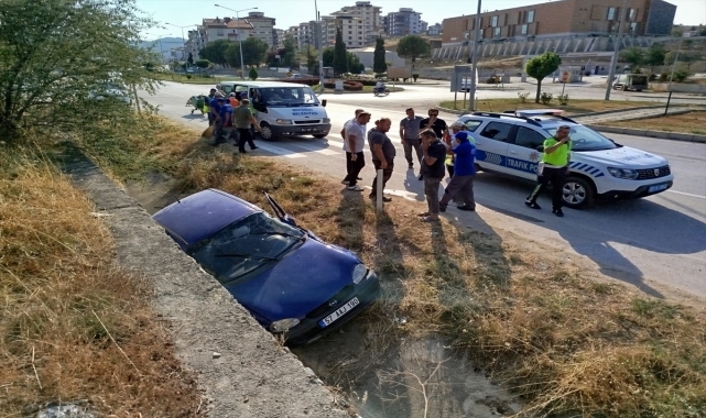Sinop’ta kamyonla çarpışan otomobildeki anne ve oğlu yaralandı