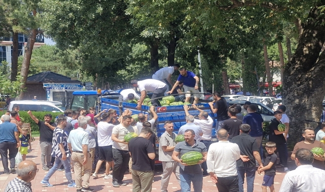 Tokat'ta ölen akrabaları için satın aldıkları 15 ton karpuzu