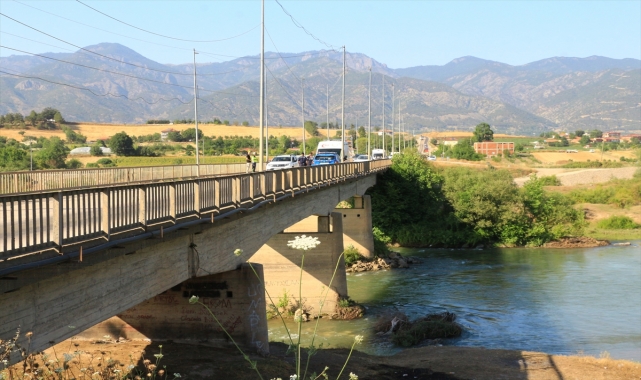 Tokat'ta serinlemek için girdiği çayda suların yükselmesiyle mahsur kalan kadın kurtarıldı