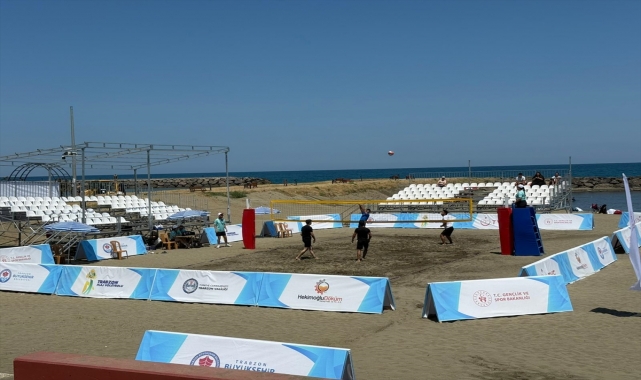 Trabzon'da plaj voleybolu turnuvası yapıldı
