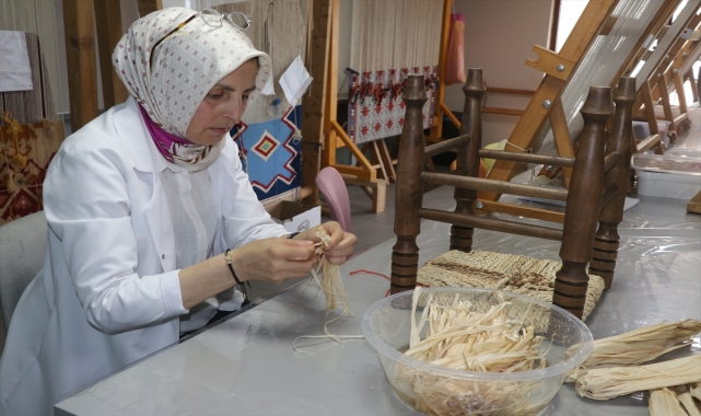 Üniversiteyi 47 yaşında bitirerek geleneksel el sanatlarında usta öğretici oldu