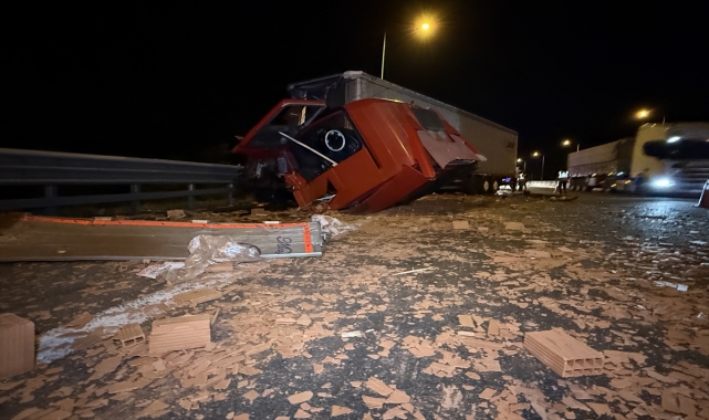 Anadolu Otoyolu'nun Bolu Dağı geçişinde devrilen tır ulaşımı aksattı