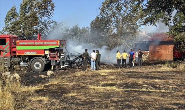 Bolu'da tarlada başlayan yangında ahşap ev kullanılamaz hale geldi