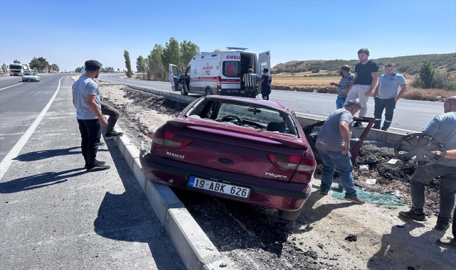 Çorum'da orta refüje çarpan otomobilin sürücüsü yaralandı