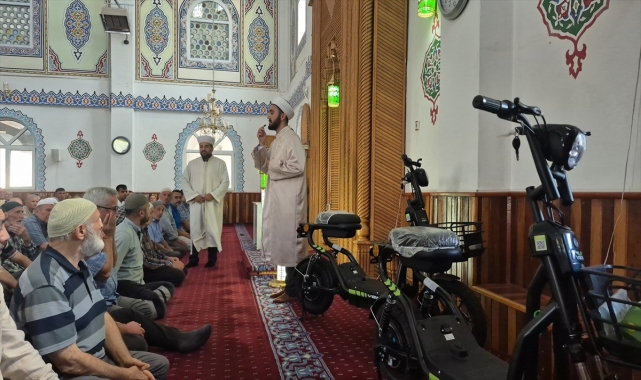 Düzce'de 40 gün sabah namazına gelen gençlere elektrikli bisiklet hediye edildi