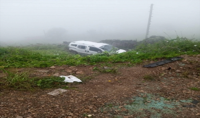 Gümüşhane'de köprülü kavşaktan düşen hafif ticari araçtaki 5 kişi yaralandı