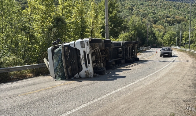 Karabük'te devrilen tırın sürücüsü yaralandı