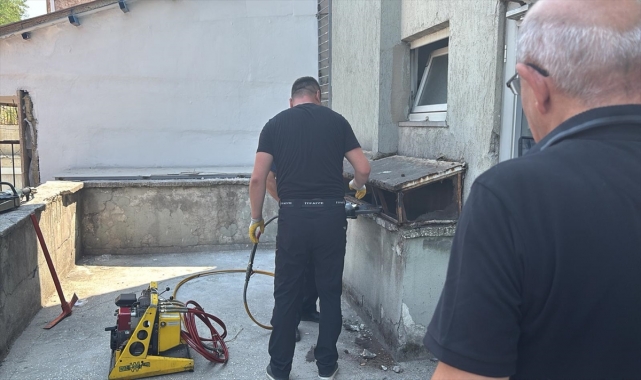 Karabük'te havalandırma boşluğuna düşen kedi kurtarıldı