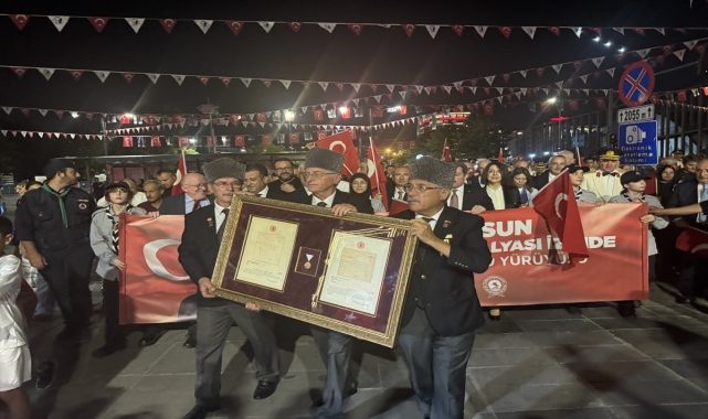 Samsun'da 30 Ağustos Zafer Bayramı dolayısıyla fener alayı düzenlendi