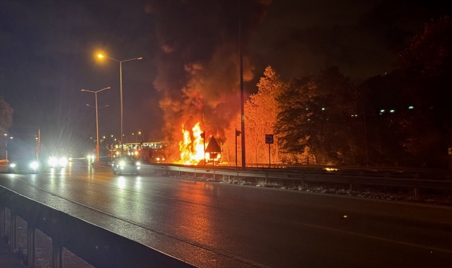 Samsun'da kimyasal madde ve boya yüklü tır 8 kilometre boyunca yandı