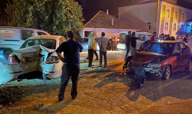 Sinop'ta iki otomobilin çarpıştığı kazada 8 kişi yaralandı