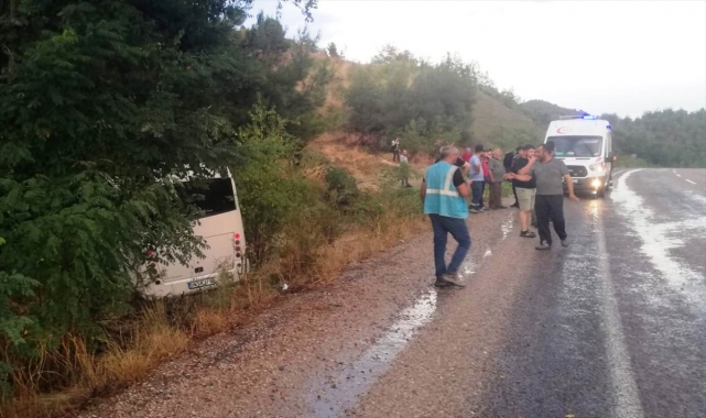 Sinop'ta toprak yığınına çarpan otobüsteki 6 işçi yaralandı