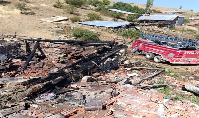 Sinop'ta yaylada çıkan yangında 2 ev ve 2 ahır yandı, 1 inek telef oldu