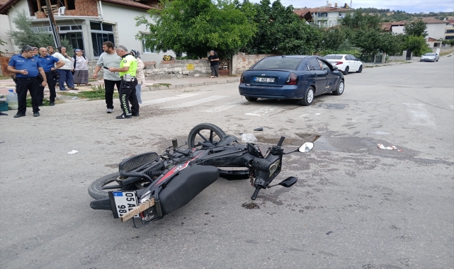 Taşova'da otomobil ile çarpışan motosikletin sürücüsü yaralandı