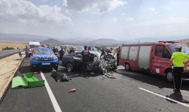 Tokat'ta 2 otomobilin çarpıştığı kazada 4 kişi öldü, 2 kişi yaralandı