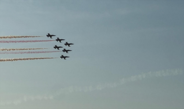 Trabzon'da Türk Yıldızları gösteri uçuşu yaptı