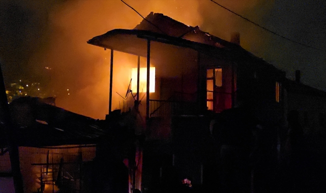 Zonguldak’ta halı yıkamacıda başlayıp evlere sıçrayan yangın söndürüldü