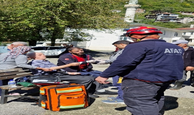 Artvin'de ulaşım sağlanamayan köydeki hasta helikopterle Rize'ye gönderildi