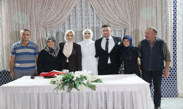 Bakan Göktaş, Aile ve Gençlik Fonu desteğiyle evlenen çiftin nikah törenine katıldı