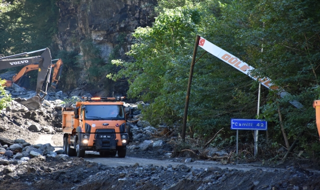 Bakanlar Uraloğlu ve Bak, Artvin'de selden etkilenen bölgelerdeki çalışmaları inceledi