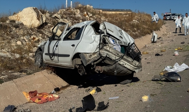 Bayburt'ta refüje çarpan otomobilin sürücüsü öldü
