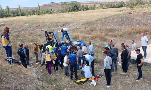 Çorum'da düğün konvoyundaki trafik kazasında 2 kişi yaralandı