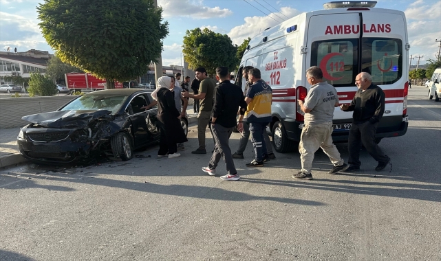 Çorum'da hafif ticari araç ile otomobil çarpıştı, 3 kişi yaralandı