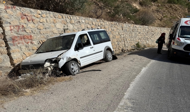Çorum'da istinat duvarına çarpan hafif ticari araçtaki 2 kişi yaralandı