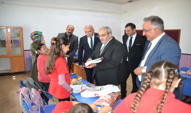 Çorum Yıldırım Beyazıt Ortaokulu'ndan kardeş okula kırtasiye desteği
