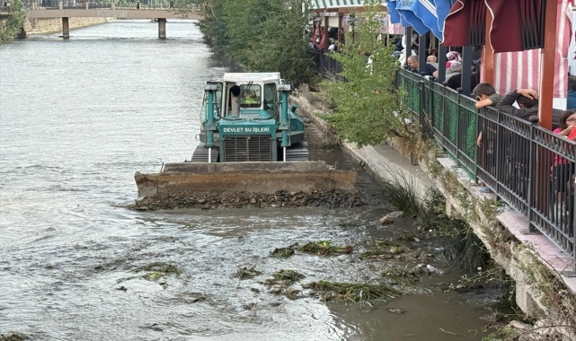 DSİ ekiplerince Çoruh Nehri'nde rüsubat temizliği yapıldı