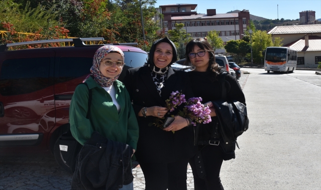 Gümüşhane Üniversitesi'nde öğrenciler çiçekler ile karşılandı
