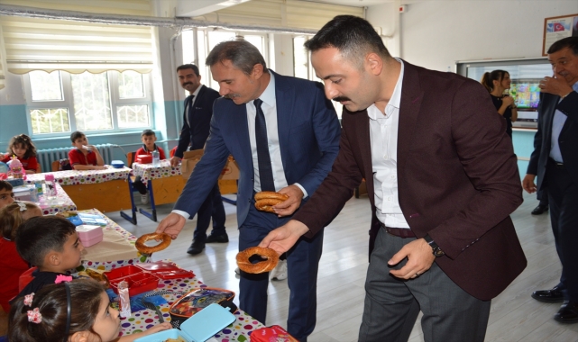 Havza'da öğrencilere simit ve süt ikram edildi