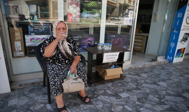 Ordu'da bir işletmeciden yorulan vatandaşlara ücretsiz su ikramı