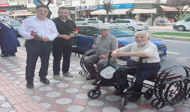 Samsun'da vatandaşlara gül ve hadis kartelası dağıtıldı