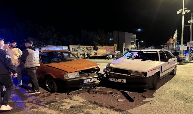 Sinop'ta 2 otomobilin çarpıştığı kazada 2 kişi yaralandı