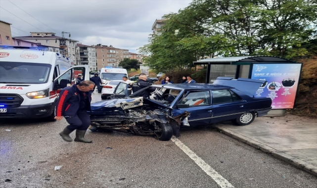 Sinop’ta iki otomobilin çarpıştığı kazada 4 kişi yaralandı