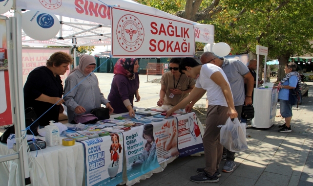 Sinop'ta kurulan Sağlık Sokağı'nda vatandaşlar bilgilendiriliyor