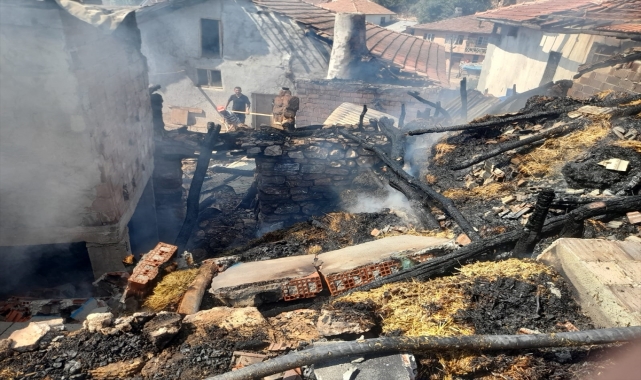 Tokat'ta çıkan yangında ev ve samanlık kullanılamaz hale geldi