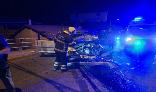 Tokat’ta elektrik direğine çarpan araçtaki 3 kişi yaralandı