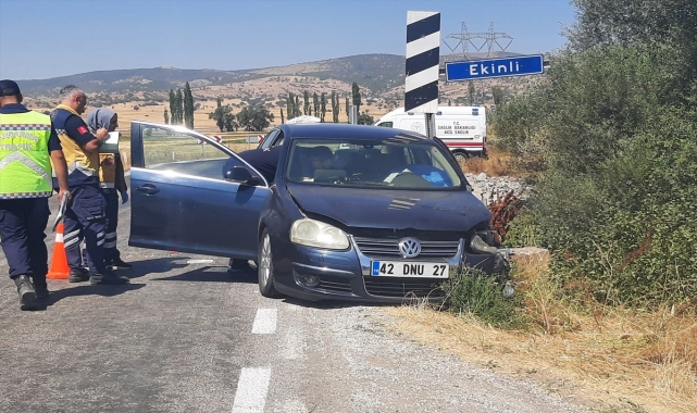 Tokat'ta köprü korkuluklarına çarpan otomobilin sürücüsü genç öldü, anne ve babası yaralandı