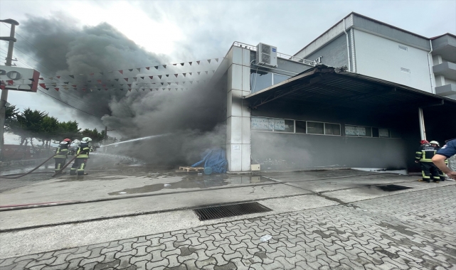 Trabzon'da alışveriş merkezinde çıkan yangına müdahale ediliyor