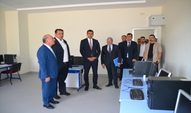 Vali Çalgan, Kargı Cumhuriyet İlkokulu'nu inceledi