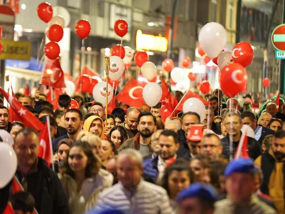 Cumhuriyet balonları gökyüzünü süsledi