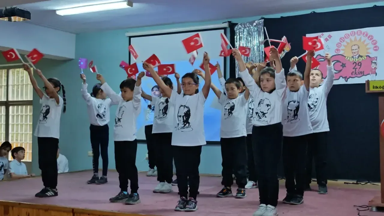 Cumhuriyetin 102. Yılına Özel Kutlama: Köy Okulunda Yürekler Cumhuriyet Coşkusuyla Attı